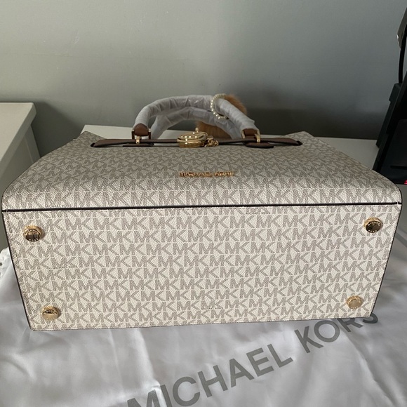 Michael Kors satchel and matching wallet - Picture 4 of 12